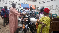 Dr Hafiz Bin Salih, UWR Minister presenting the equipment to the beneficiaries