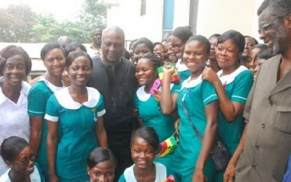 Nurses take photo with Mahama.