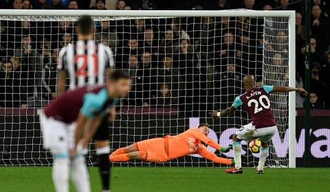 Andre Ayew has a penalty saved by Rob Elliot