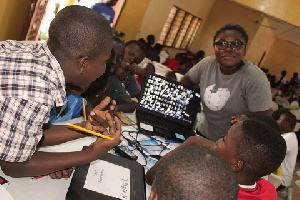 Volunteer Trains Students On Digital Literacy Tools