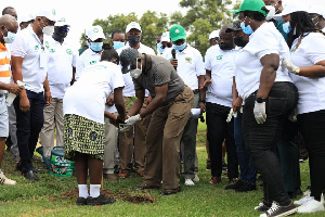 Asantehene Otumfuo Osei Tutu II planted the first tree at the Royal Golf Club in Kumasi