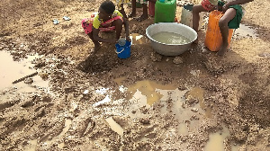 Children in Garizegu getting water from dugouts