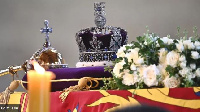 Di coffin of Queen Elizabeth wit her crown