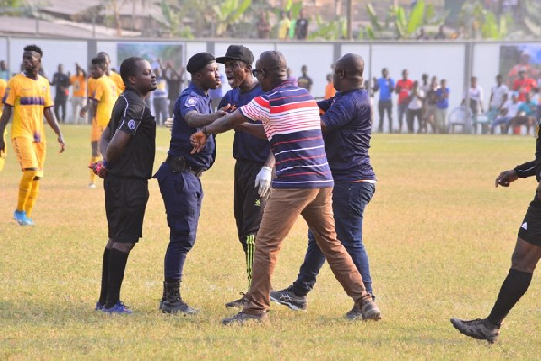 Kwaku Danso attacking the referee during the match