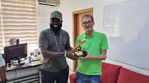 Robert Bellaart, Founder of GhanaWeb recieving the award from Emmelio Tetteh