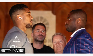 Joshua And Dubois Pose For Photos After Their Guildhall News Conference.png