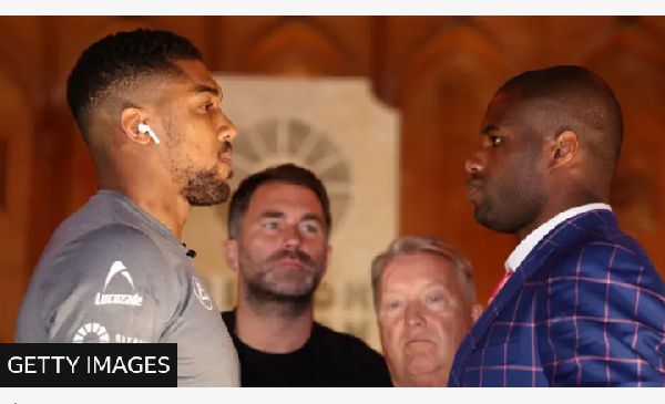 Joshua and Dubois pose for photos after their Guildhall news conference