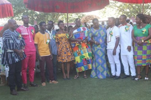 Otumfuo Osei Tutu II in a photograph with the beneficiaries