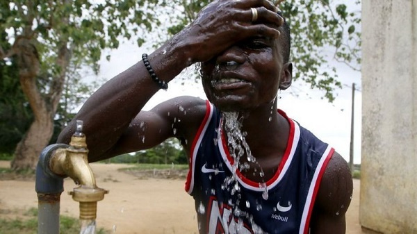 One man dey wash im face for one tap for Ivory Coast dis week