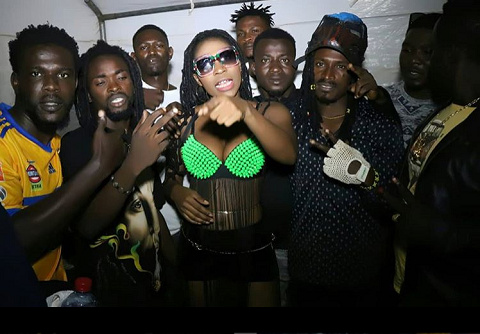 Dancehall diva, AK Songstress (M) with some fans at the Madina Sallah Jamz