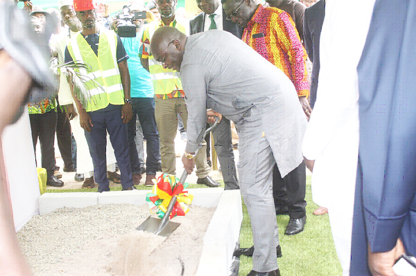 Bawumia cut the sod for the start of the construction of the Western Corridor Project