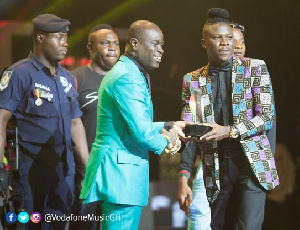 Stonebwoy receiving his award