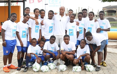 Andre Ayew with some of the children