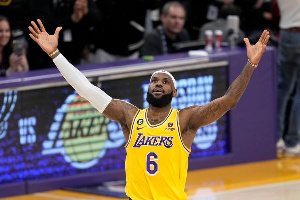 LeBron James makes history by passing 40,000-point mark