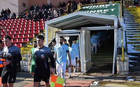 Ghanaian defender Samuel Inkoom in a jersey behind the Dunav Rousse captain