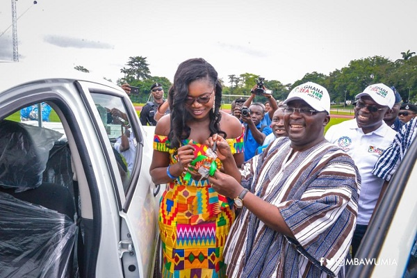 Vice President Mahamudu Bawumia presenting the gift car to the 2019 Best Teacher