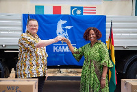 Russian Ambassador to Ghana Dmitry Suslov hands over the keys to the WFP Rep in Ghana