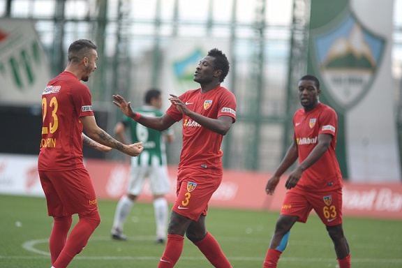 Asamoah Gyan with his teammates