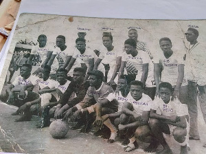 Anas Seidu bending slightly behind Yakubu Ahmed