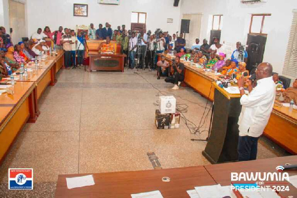 Dr. Mahamudu Bawumia meets some groups on his tour in Kumasi