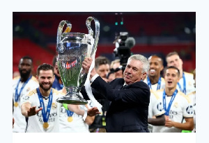 Carlo Ancelotti celebrate with his players after beating Dortmund 2-0