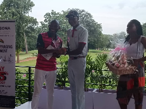 Men Group B winner Phillip Ayesu (left) receiving his prize