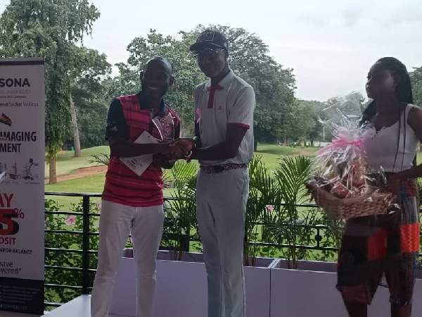 Men Group B winner Phillip Ayesu (left) receiving his prize