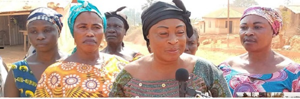 Manso-Mem's queen mother appeals to the president to fix the dusty road