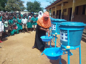 Teacher demonstrating use of Veronica Bucket at a school/ Photo: globalcommunities.org