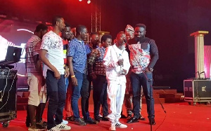 Patapaa (in white) thanking his fans after receiving the award