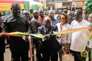 Akufo-Addo cuts the tape for the commissioning of the Accra Traffic Management Centre