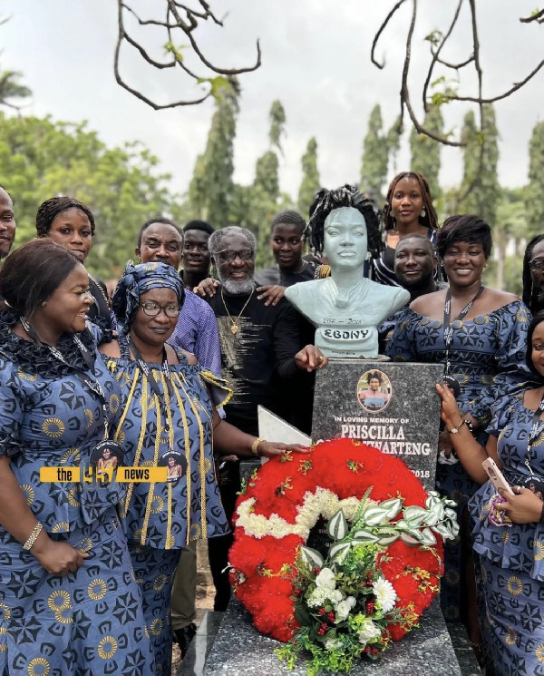 Family of Ebony Reigns in a group photograph