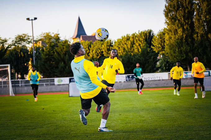 Tariq Lamptey (with sky blue bib) during training