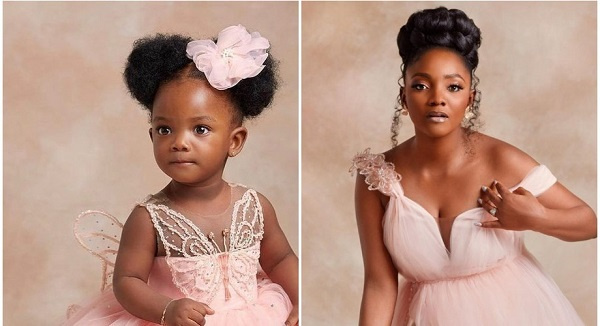 Singer, Simisola and her daughter