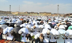 Flie photo: Muslims praying