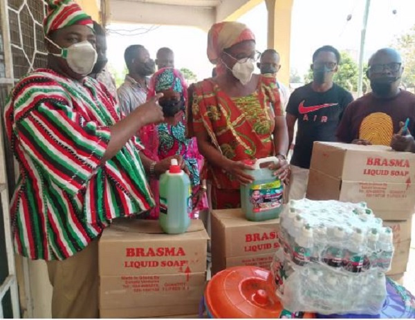 Mohammed Sukparu presenting items to the District Health Directorate