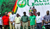 Otumfuo Osei Tutu II (middle)