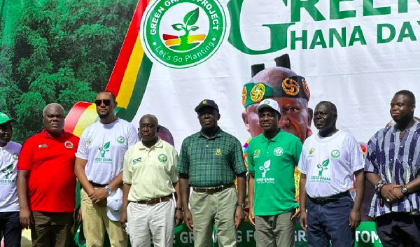 Otumfuo Osei Tutu II (middle)