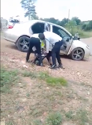 Policemen beating up suspect refusing arrest