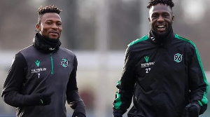 Ghana striker, Patrick Twumasi (r)