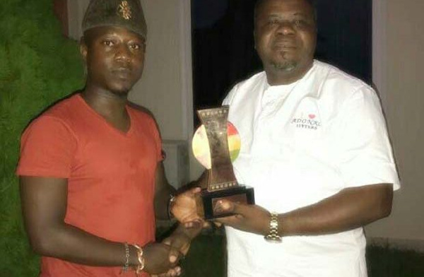 Flowking Stone (left) presenting his award to Dr. Kwaku Oteng