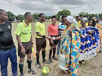 Nana Dr. Korlekwor Korli-Yohi III in a handshake with the competitors