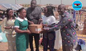 Kojo Oppong Nkrumah (r) presenting medical items to a nurse from a beneficiary hospital