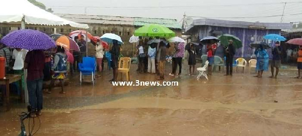 Most applicants carried umbrellas with some in rain-proof attires.