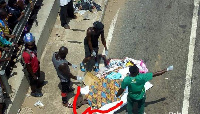 Eyewitnesses at the scene to help victims of the accident