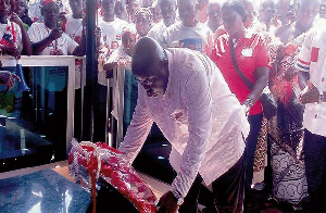 Nana Addo laying a wreath on the tomb of the late Stephen Krakue