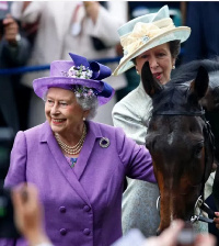 Queen Elizabeth II wit her horse 'Estimate' for di winners enclosure afta winning di Ascot Gold Cup