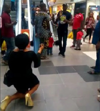 Lady proposing marriage to her boyfriend in a mall gets turned down