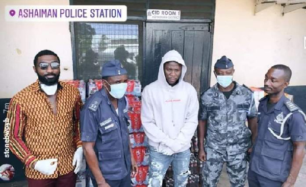 Stonebwoy and his team with some policemen during the presentation