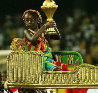 Mimi Boateng hoisting the AFCON trophy during CAN 2008 closing ceremony